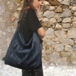 PENELOPE ΤΣΑΝΤΑ ΩΜΟΥ σταμπωτό μπλε καμβάς – δέρμα